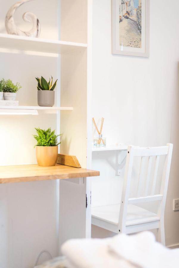 Modern Spacious 3 Bedroom City Centre Apartment - Free Parking - Private Balcony Edinburgh Dış mekan fotoğraf