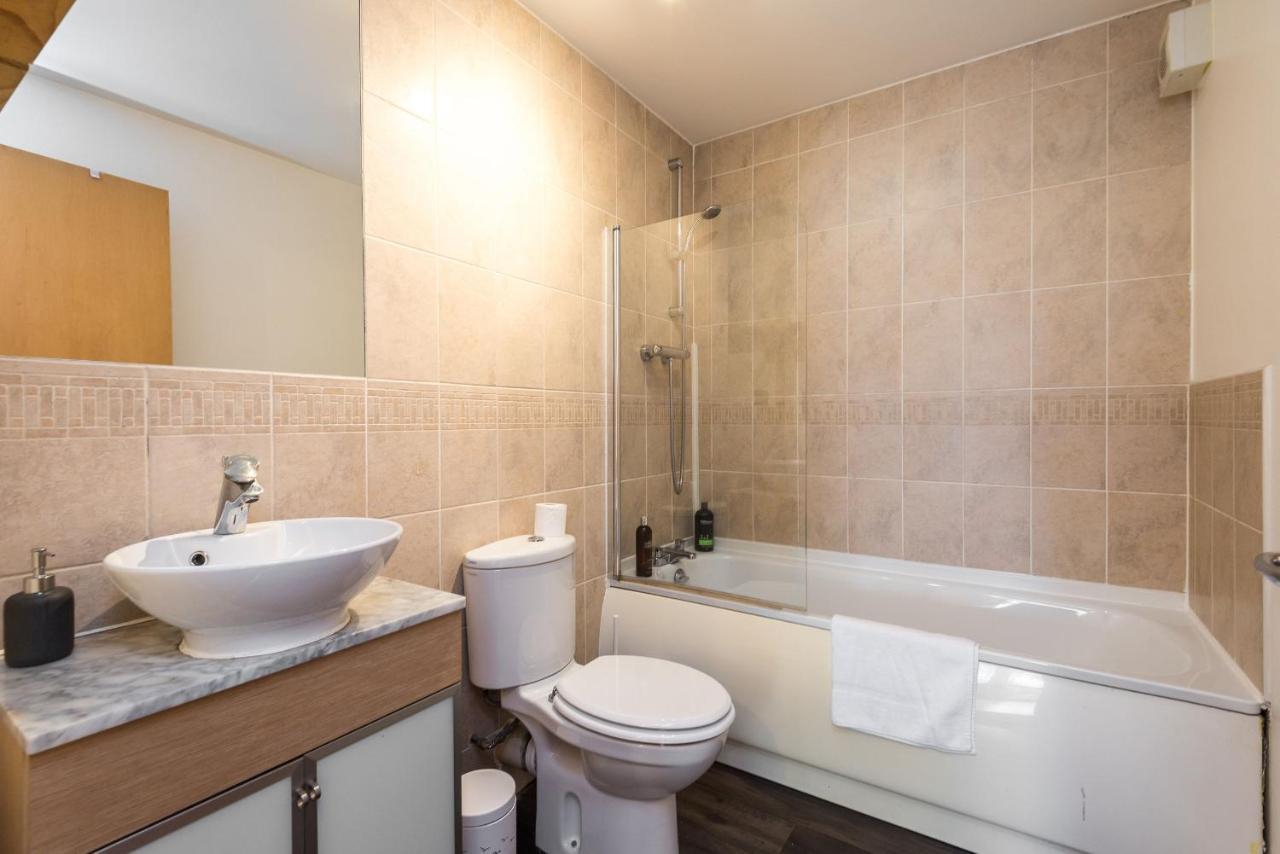 Modern Spacious 3 Bedroom City Centre Apartment - Free Parking - Private Balcony Edinburgh Dış mekan fotoğraf