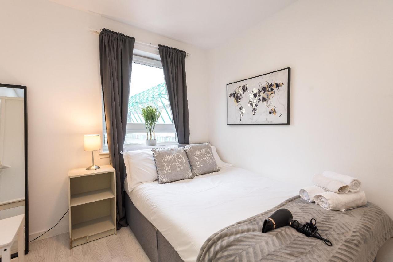 Modern Spacious 3 Bedroom City Centre Apartment - Free Parking - Private Balcony Edinburgh Dış mekan fotoğraf