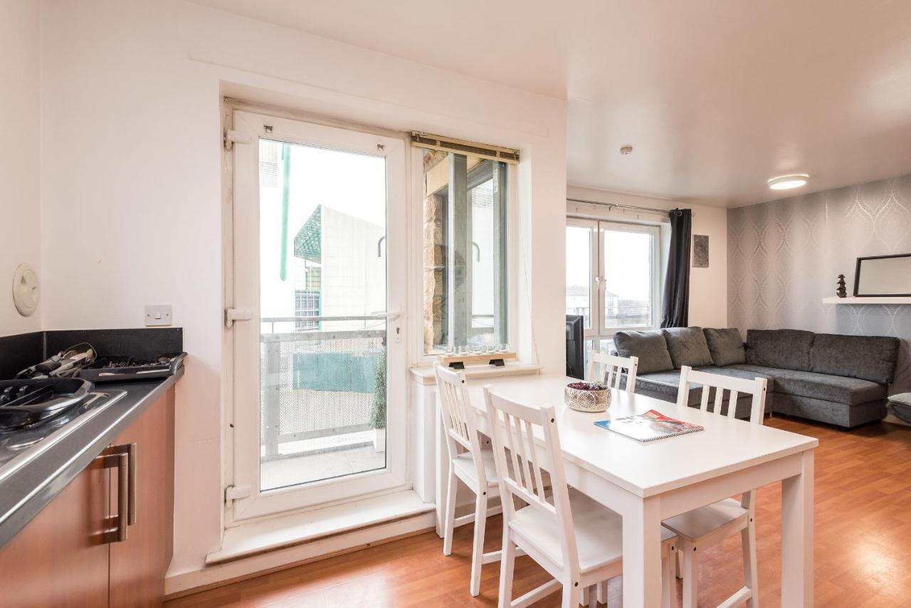 Modern Spacious 3 Bedroom City Centre Apartment - Free Parking - Private Balcony Edinburgh Dış mekan fotoğraf