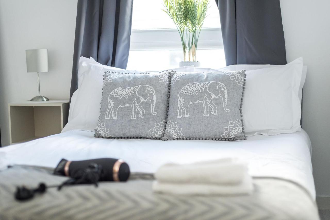 Modern Spacious 3 Bedroom City Centre Apartment - Free Parking - Private Balcony Edinburgh Dış mekan fotoğraf