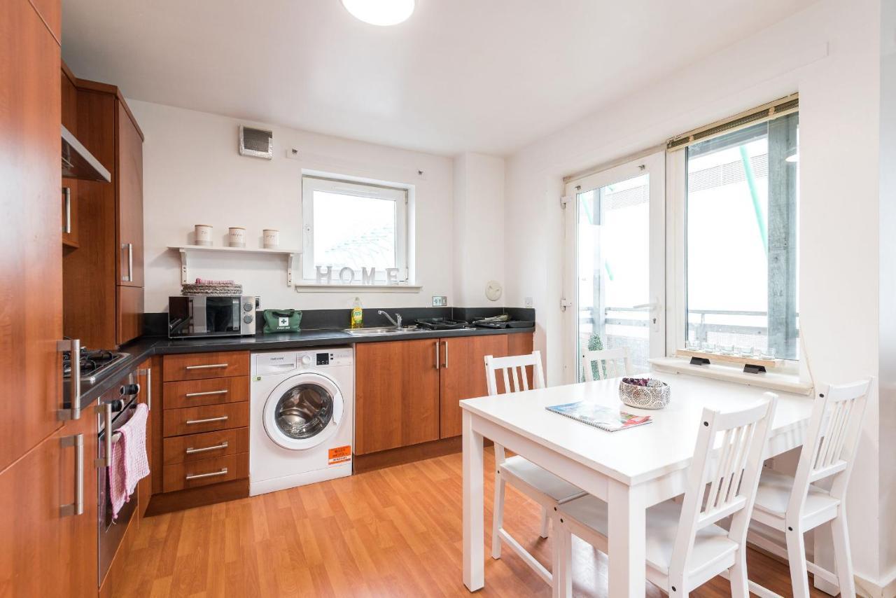 Modern Spacious 3 Bedroom City Centre Apartment - Free Parking - Private Balcony Edinburgh Dış mekan fotoğraf