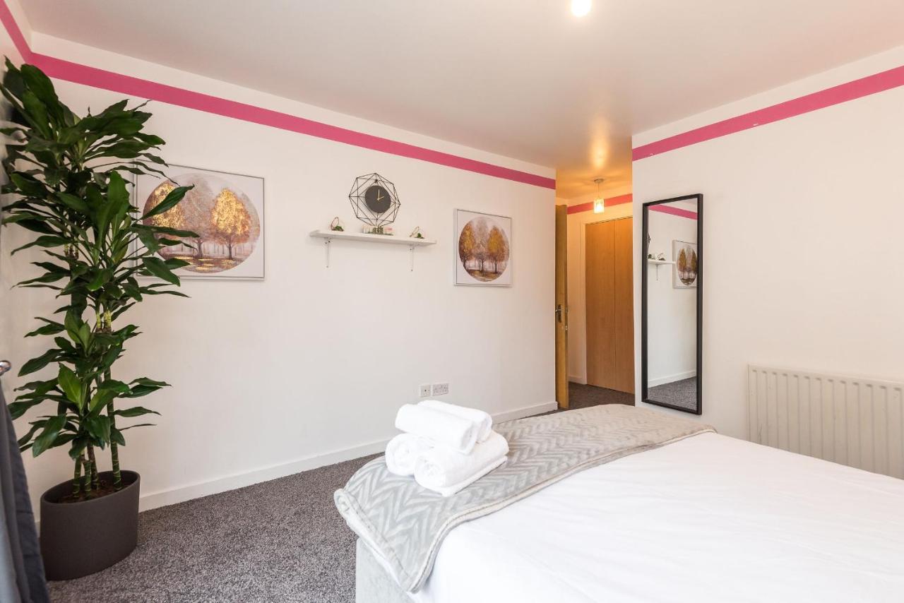 Modern Spacious 3 Bedroom City Centre Apartment - Free Parking - Private Balcony Edinburgh Dış mekan fotoğraf