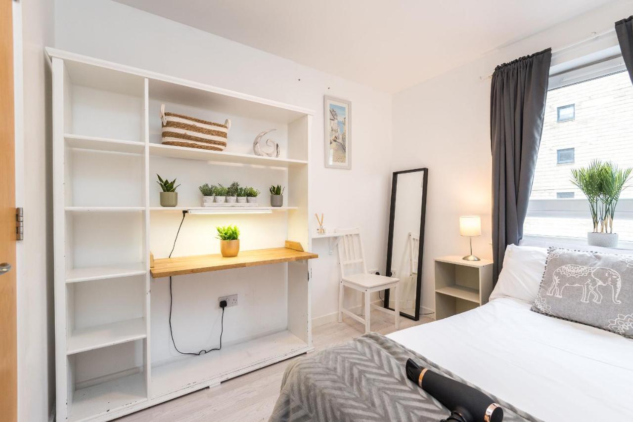 Modern Spacious 3 Bedroom City Centre Apartment - Free Parking - Private Balcony Edinburgh Dış mekan fotoğraf