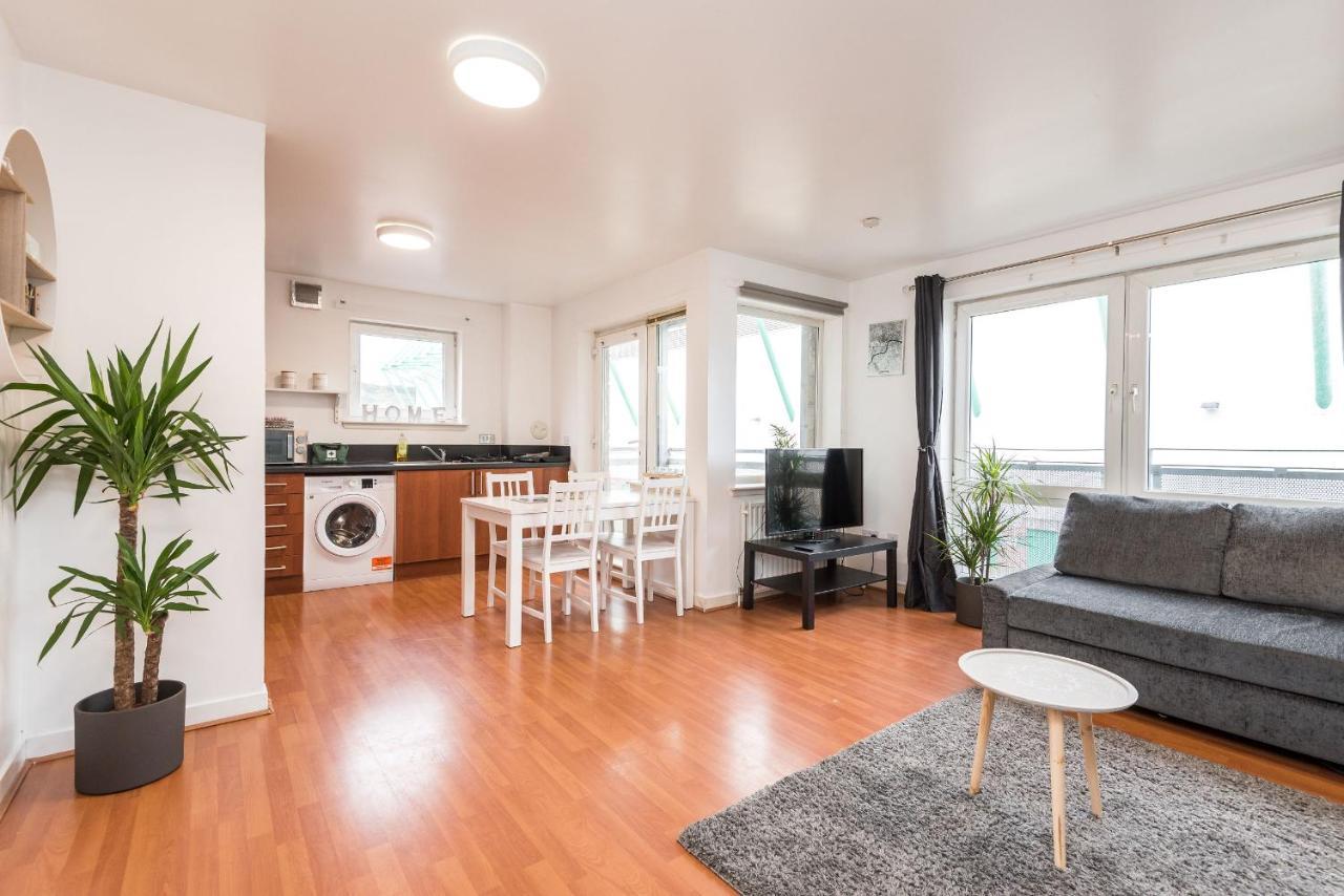 Modern Spacious 3 Bedroom City Centre Apartment - Free Parking - Private Balcony Edinburgh Dış mekan fotoğraf