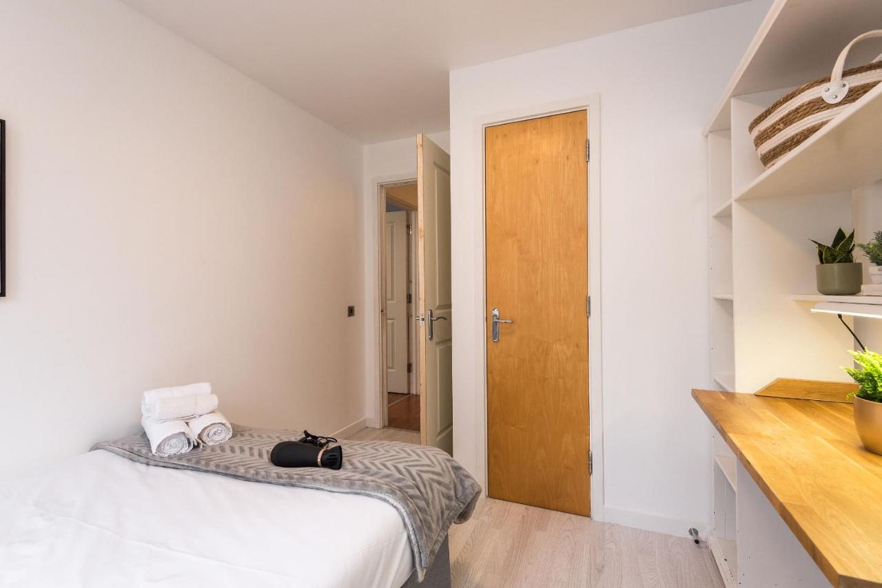 Modern Spacious 3 Bedroom City Centre Apartment - Free Parking - Private Balcony Edinburgh Dış mekan fotoğraf