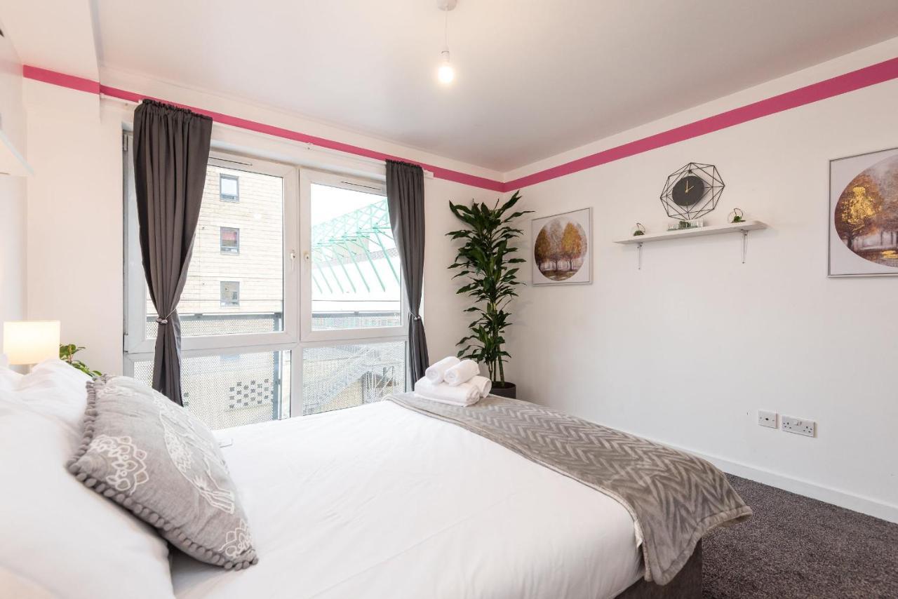 Modern Spacious 3 Bedroom City Centre Apartment - Free Parking - Private Balcony Edinburgh Dış mekan fotoğraf