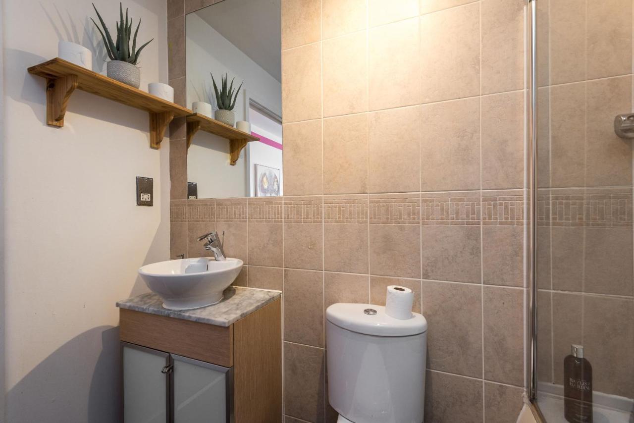 Modern Spacious 3 Bedroom City Centre Apartment - Free Parking - Private Balcony Edinburgh Dış mekan fotoğraf