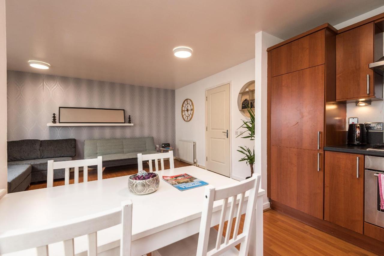 Modern Spacious 3 Bedroom City Centre Apartment - Free Parking - Private Balcony Edinburgh Dış mekan fotoğraf