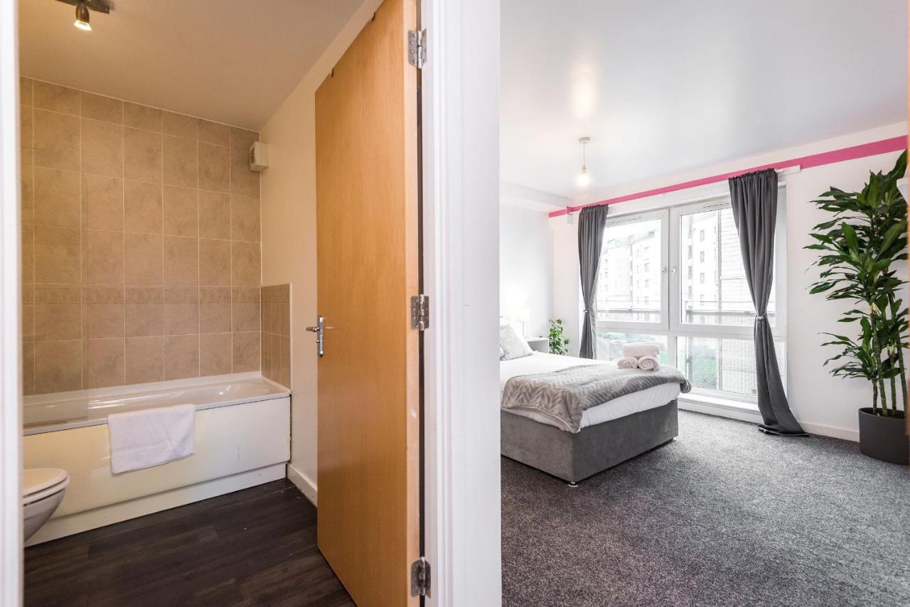 Modern Spacious 3 Bedroom City Centre Apartment - Free Parking - Private Balcony Edinburgh Dış mekan fotoğraf