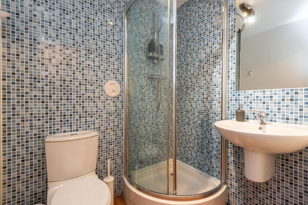 Modern Spacious 3 Bedroom City Centre Apartment - Free Parking - Private Balcony Edinburgh Dış mekan fotoğraf