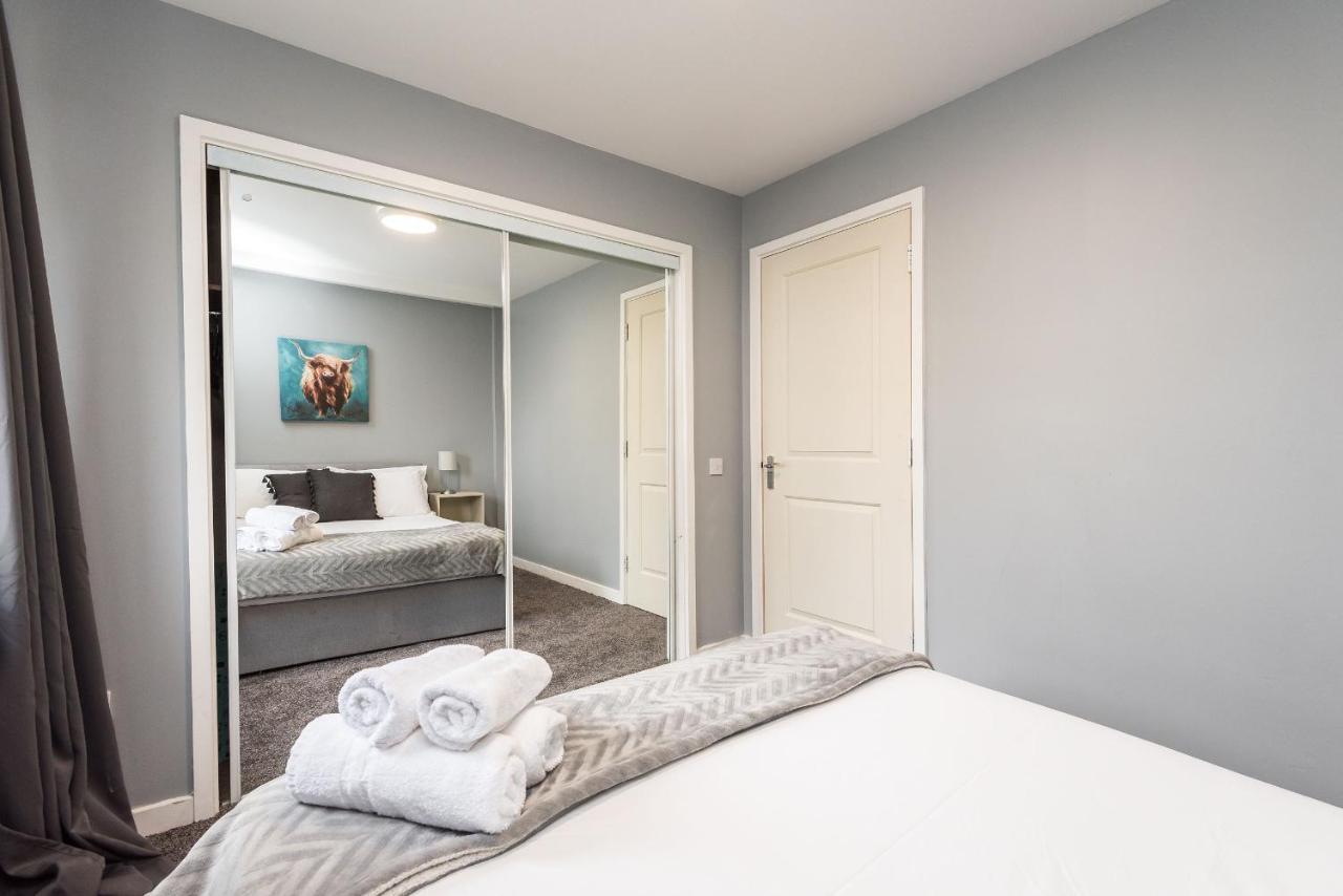 Modern Spacious 3 Bedroom City Centre Apartment - Free Parking - Private Balcony Edinburgh Dış mekan fotoğraf
