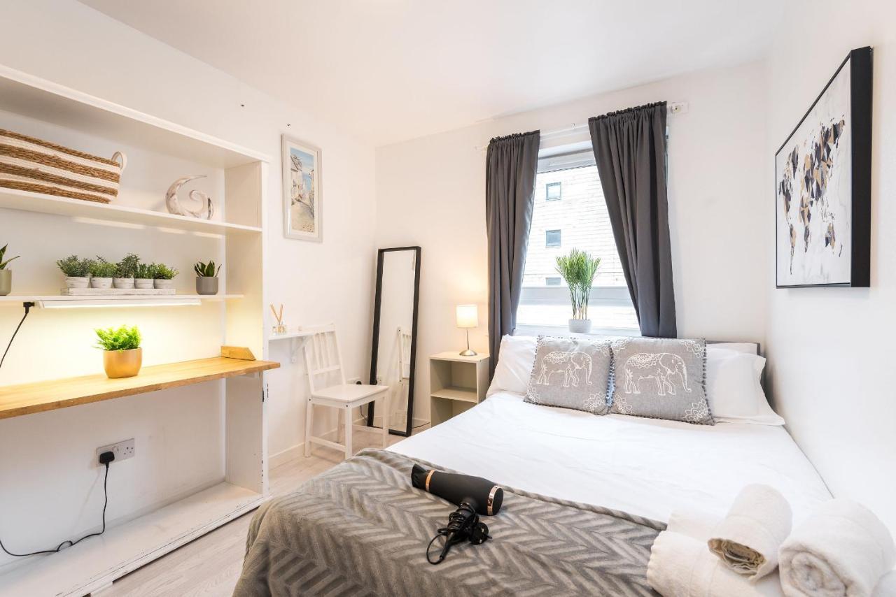 Modern Spacious 3 Bedroom City Centre Apartment - Free Parking - Private Balcony Edinburgh Dış mekan fotoğraf
